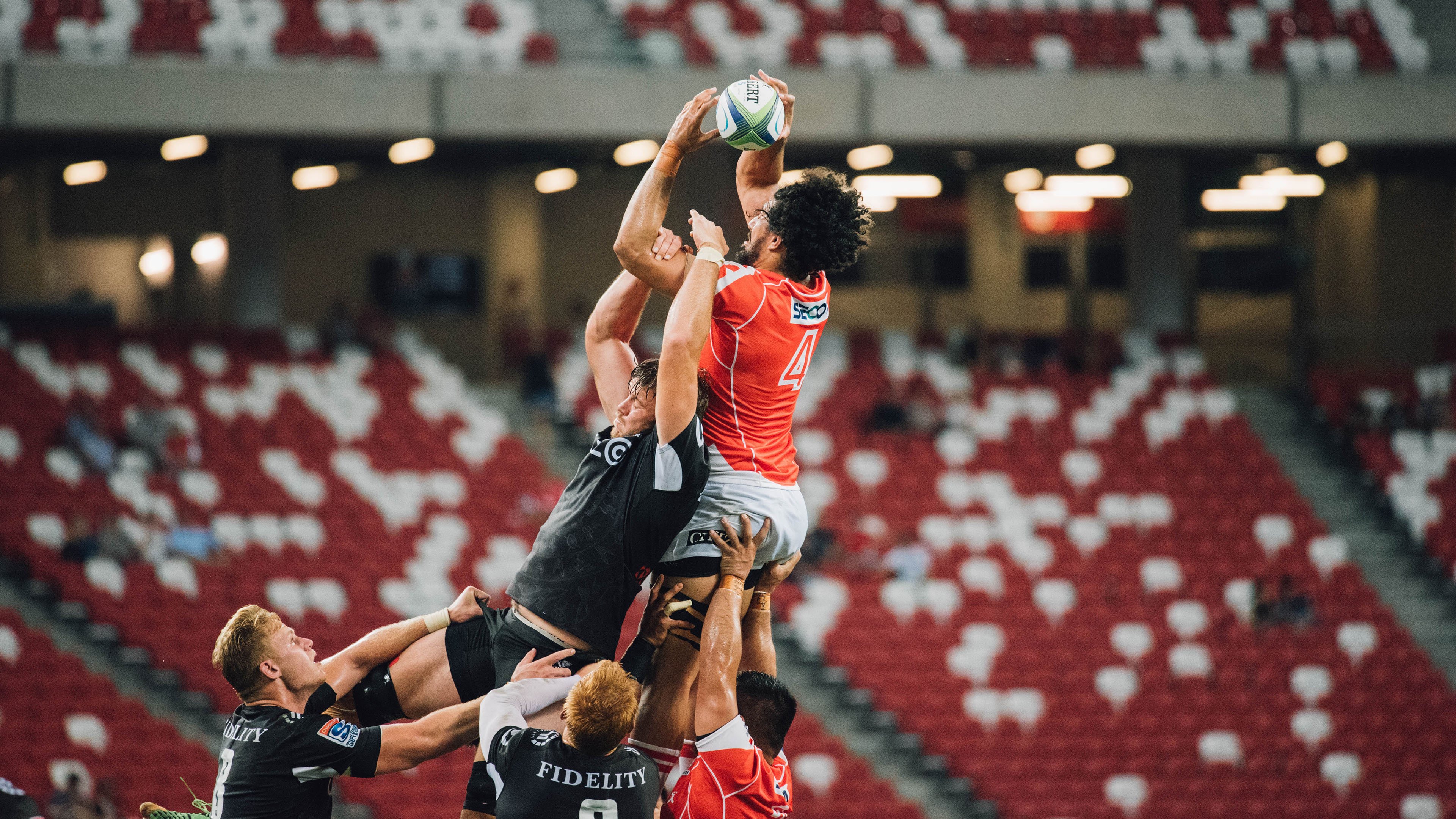 F1街道赛之夜，巴雷拉持续制造杀伤，当赛道成为手术台