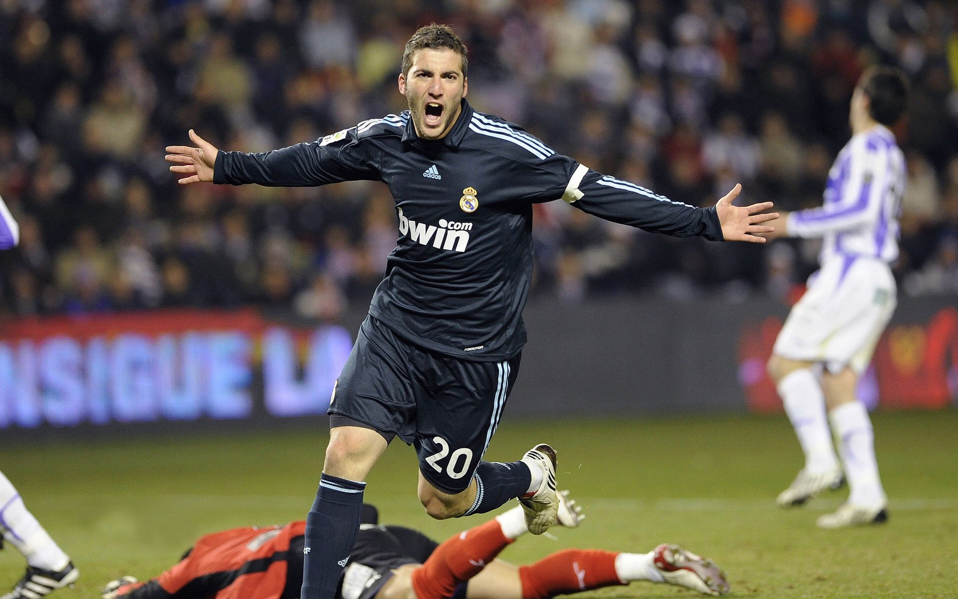 德甲争冠战之夜，拉梅洛扛起全队，一个名字，一座城市的重量